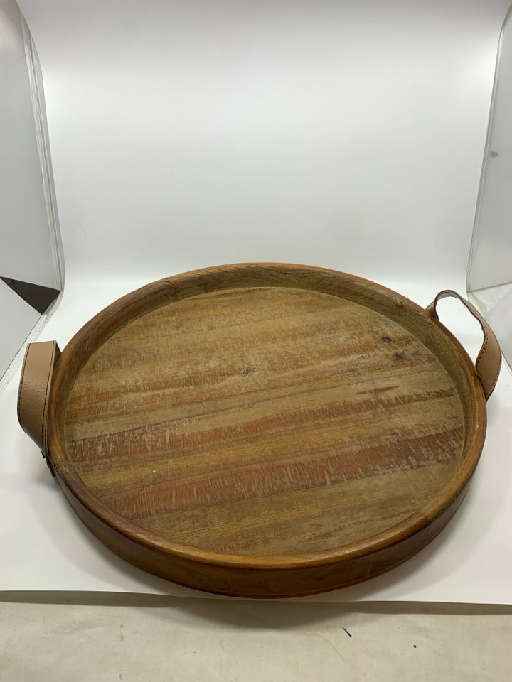 ROUND WOODEN TRAY W/LEATHER HANDLES.