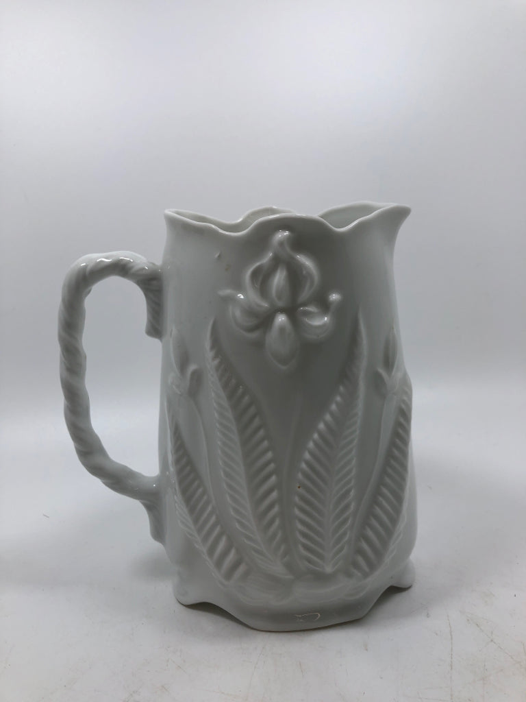 VTG GOLD FLOWER ACCENT WHITE VASE.