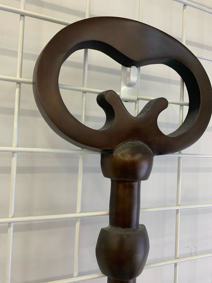 BRONZE KEY WALL DECOR.