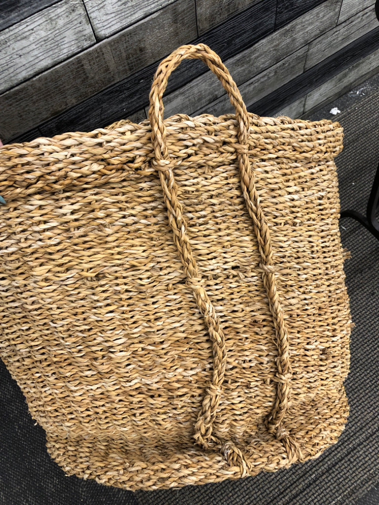 LG WOVEN WICKER BASKET.