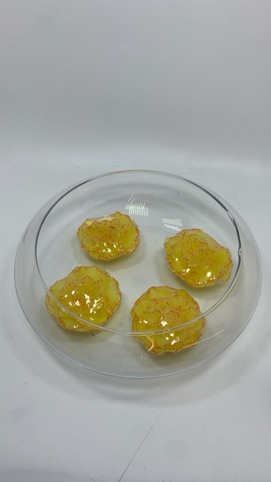 5PC FLOATING YELLOW FLOWER CANDLES IN GLASS BOWL.
