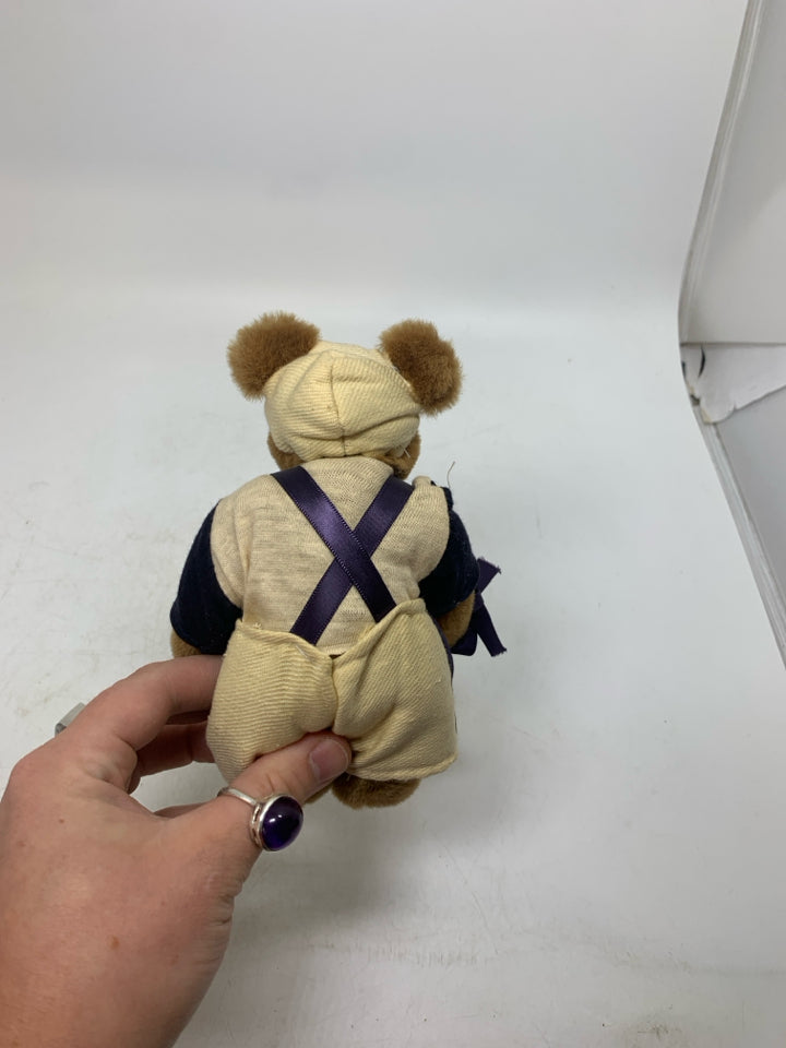 SMALL BOYDS BEARS BASEBALL PLAYER.