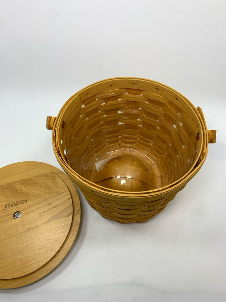 1999 ROUND BASKET W/ PLASTIC INSERT AND WOOD COVER AND HANDLE.