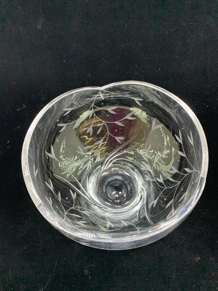 OPAL CENTERPIECE BOWL W/ETCHED FLORAL MOTIFS.