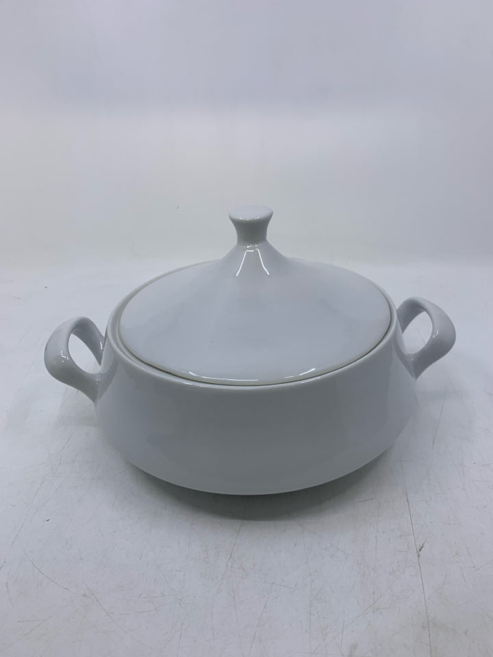 SERVING BOWL W/ HANDLES & LID.