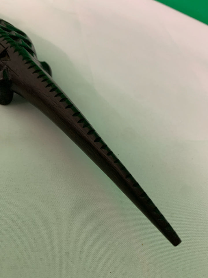 WOOD CARVED ALLIGATOR.