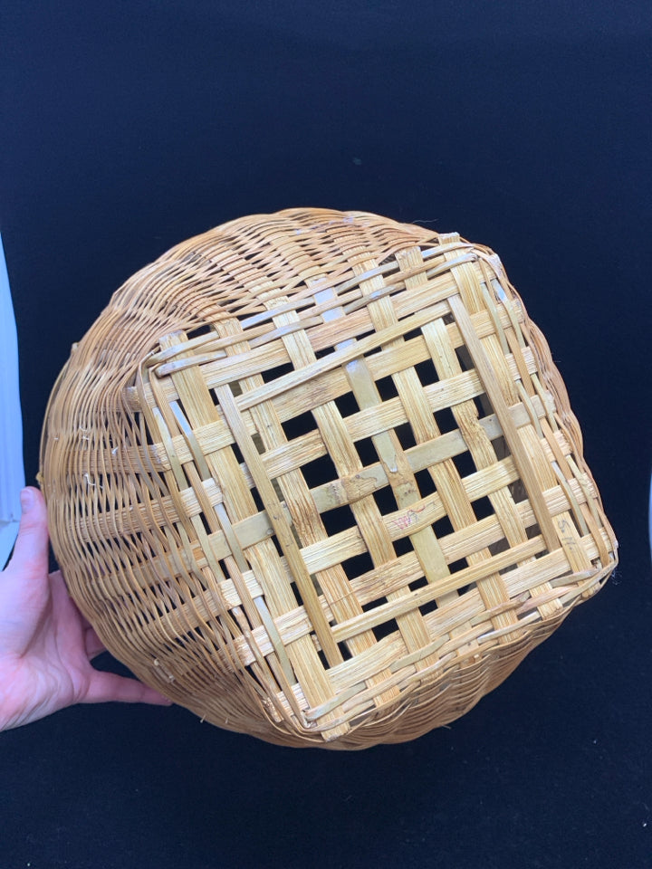 ROUND WICKER BASKET W/SHORT HANDLE.