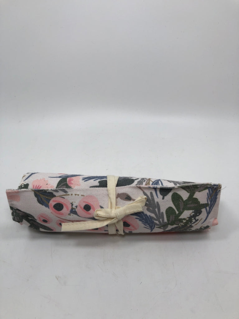 5PC FLORAL PICNIC BAG W/WICKER BOTTOM.