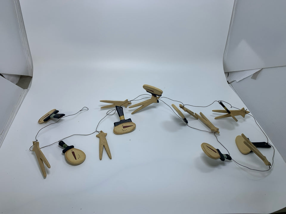 PRIMITIVE STYLE STARS/SNOWMEN HEADS GARLAND.