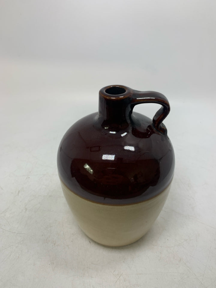 BROWN/TAN JUG W/ SINGLE HANDLE.
