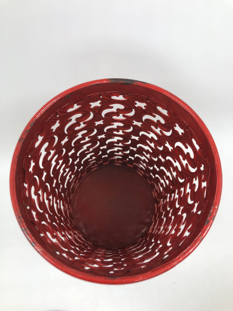 DISTRESSED RED BIRD CANDLE SLEEVE.