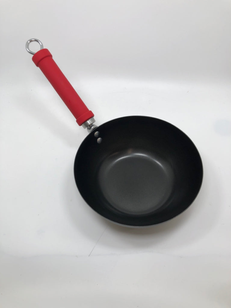 CARBON STEEL WOK W/RED RUBBER HANDLE.
