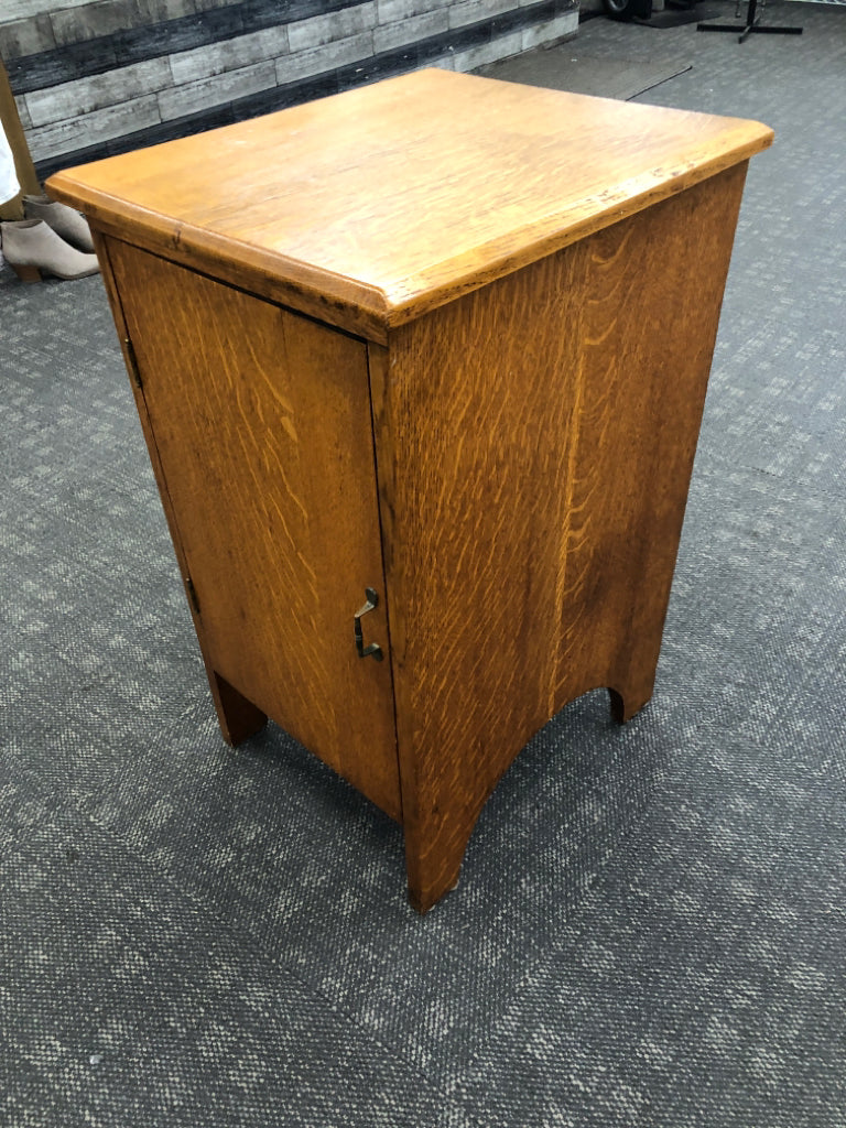 VTG WOOD CABINET W/ 3 SHELVES.