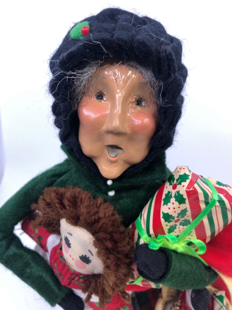 BYERS' CHOICE WOMAN HOLDING PRESENTS IN GREEN COAT-1996.
