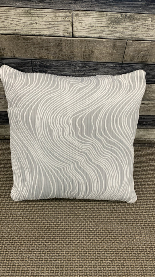 GREY RIBBED PILLOW W/WHITE SWIRLS.