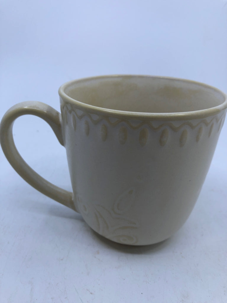 4 WAVE/DOT DESIGN DINNER PLATES + 4 MUGS