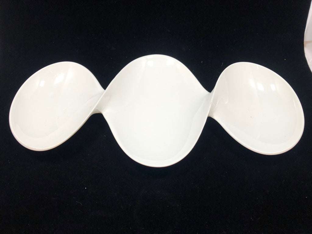 3 SECTION WHITE MELAMINE SERVING TRAY.