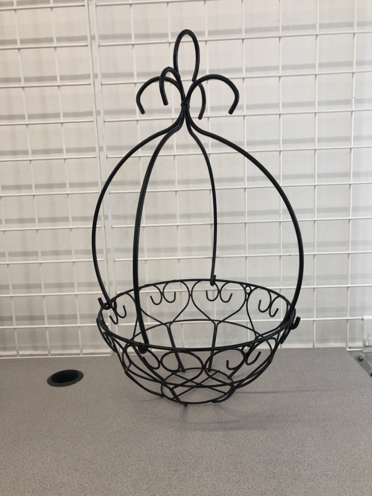 BLACK METAL HANGING PLANTER.