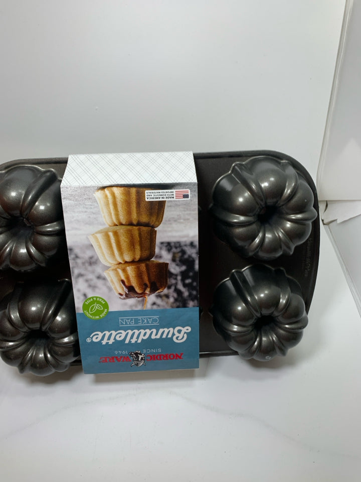 NIP BUDNTLETTE CAKE PAN.