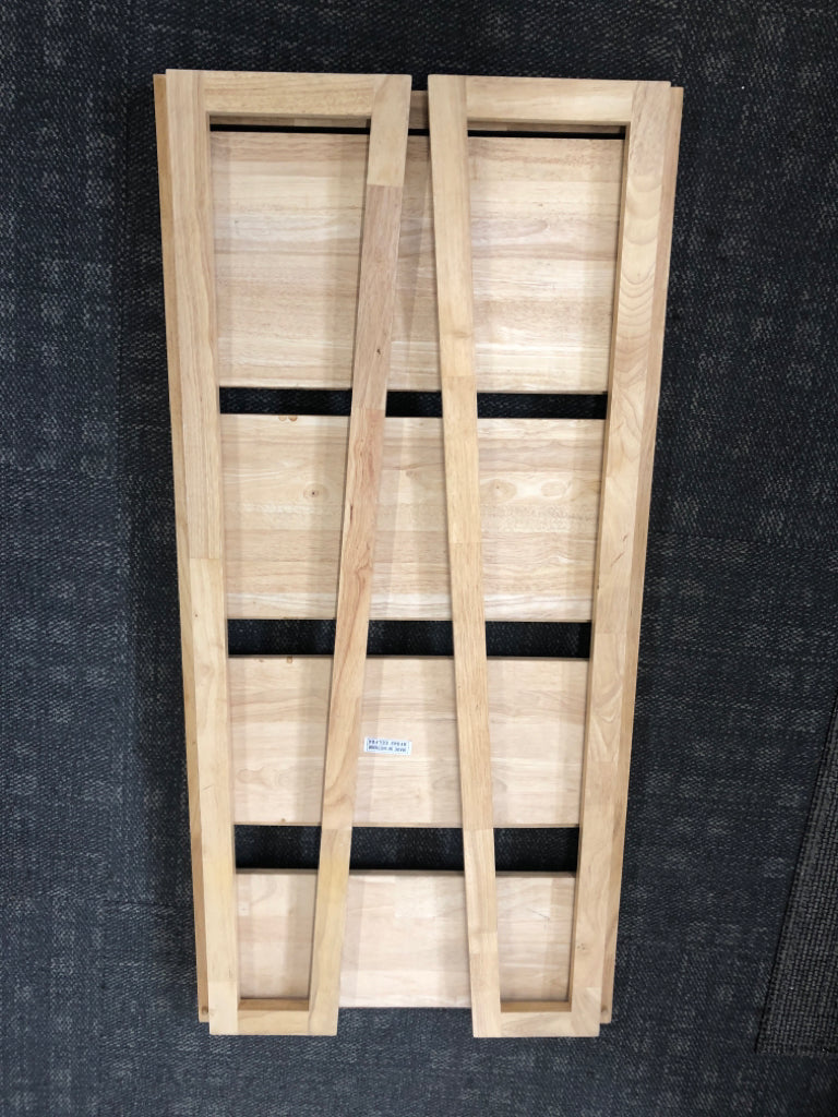 4-TIER LIGHT WOOD FOLDING SHELF.
