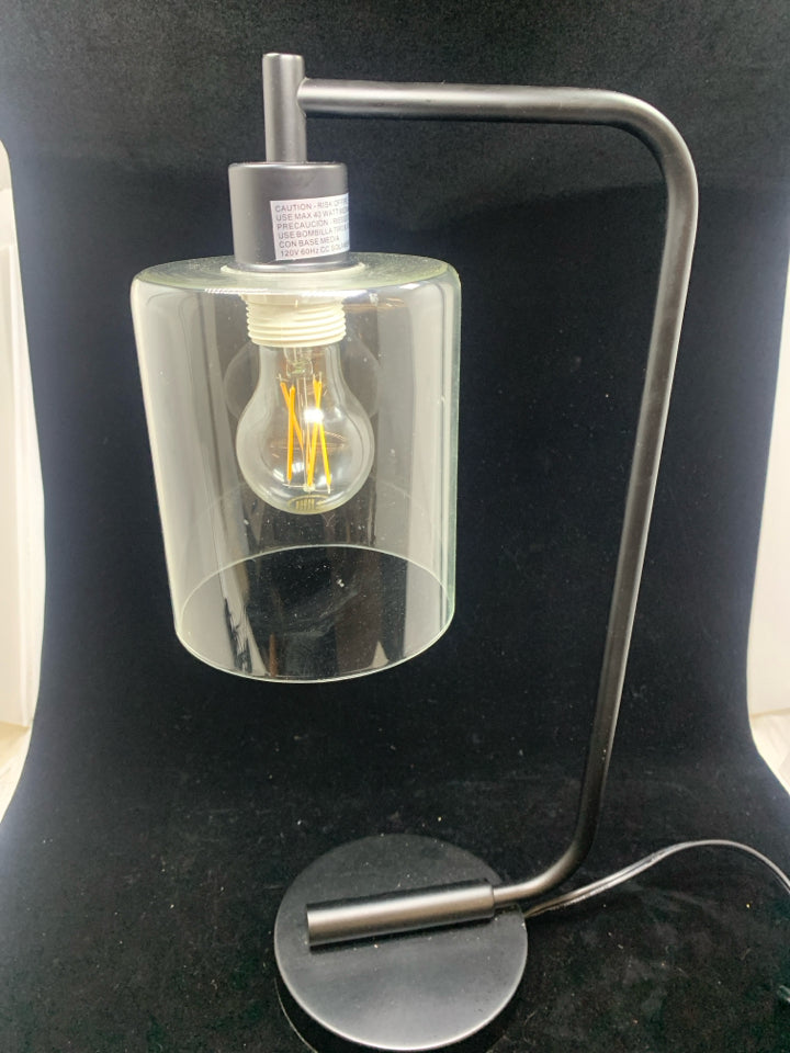 INDUSTRIAL STYLE BLACK METAL TABLE LAMP.