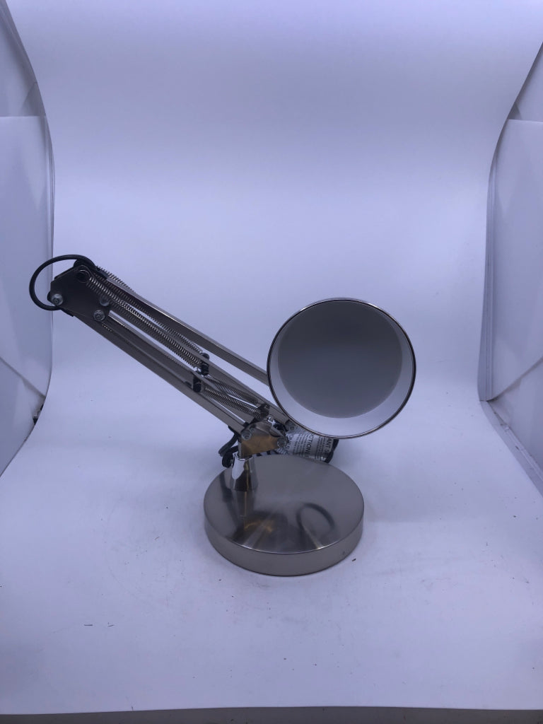 SLIVER METAL ADJUSTABLE DESK LAMP.