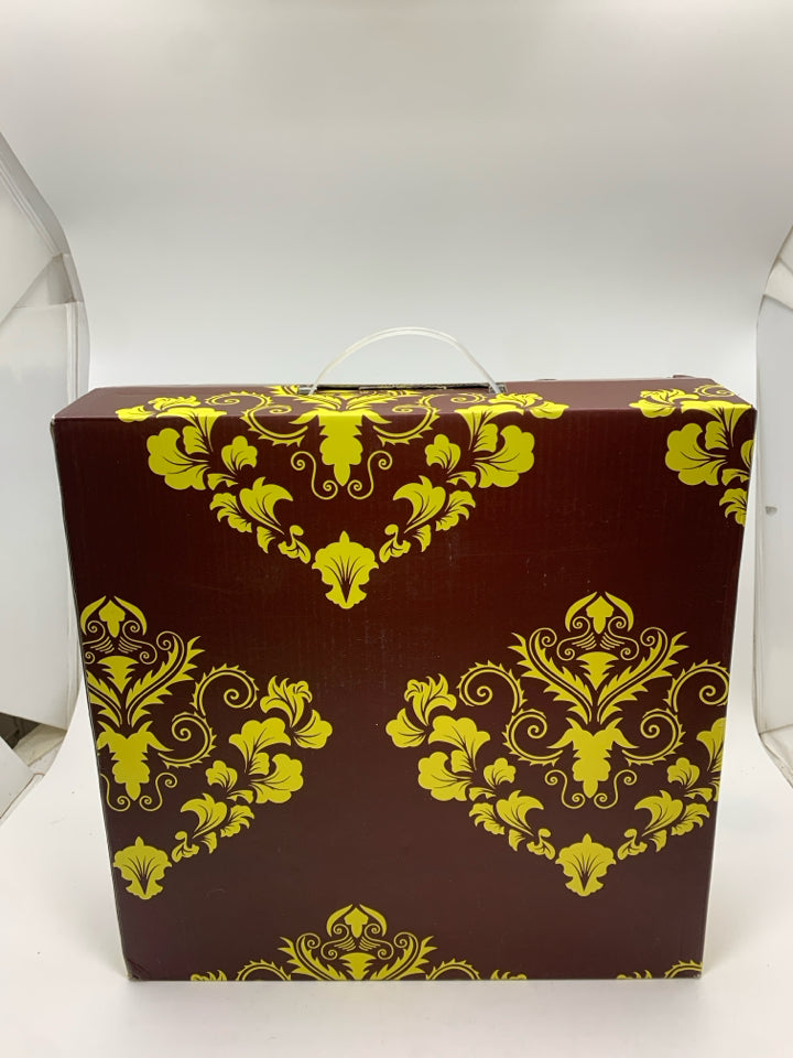 NIB TEA SET W/6 TEA CUPS, SERVING TRAY & TEA POT.