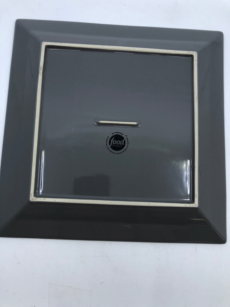 12 PC SVC 4 SQUARE PLATES + BOWLS.