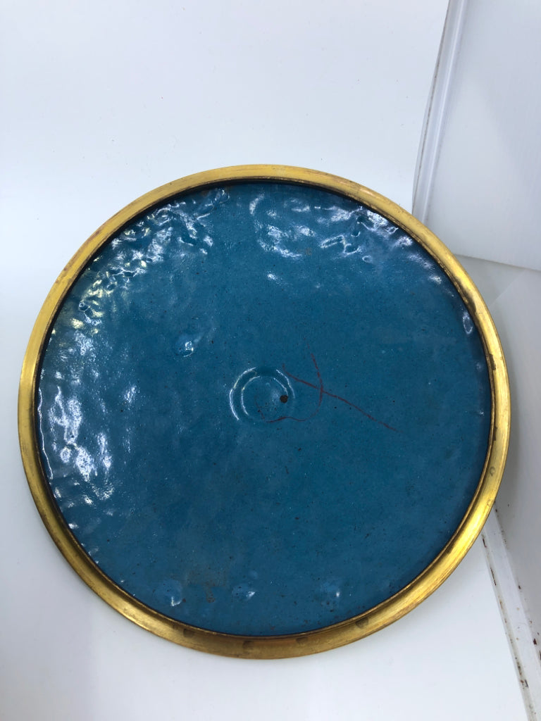 ROUND METAL FLORAL URN SHELF DECOR W/PLASTIC BASE.