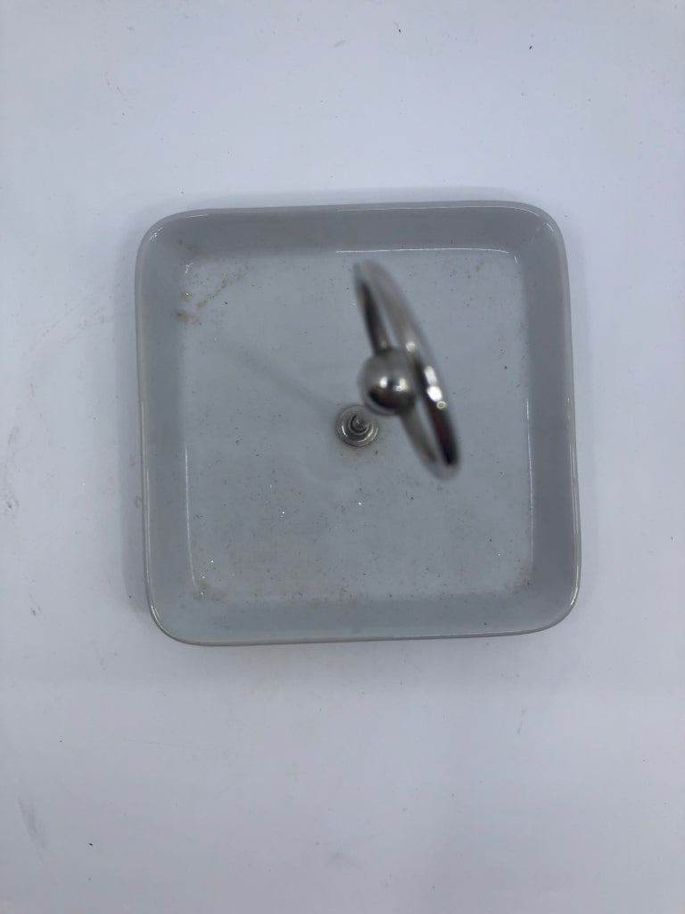 WHITE JEWELRY CATCH W METAL HANDLE.