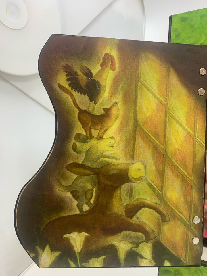 HIDDEN MIRROR W/ANIMALS PLAYING DESIGN.