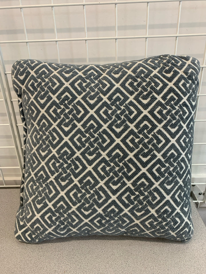 BLUE GEOMETRIC PILLOW W/GREY BACK.