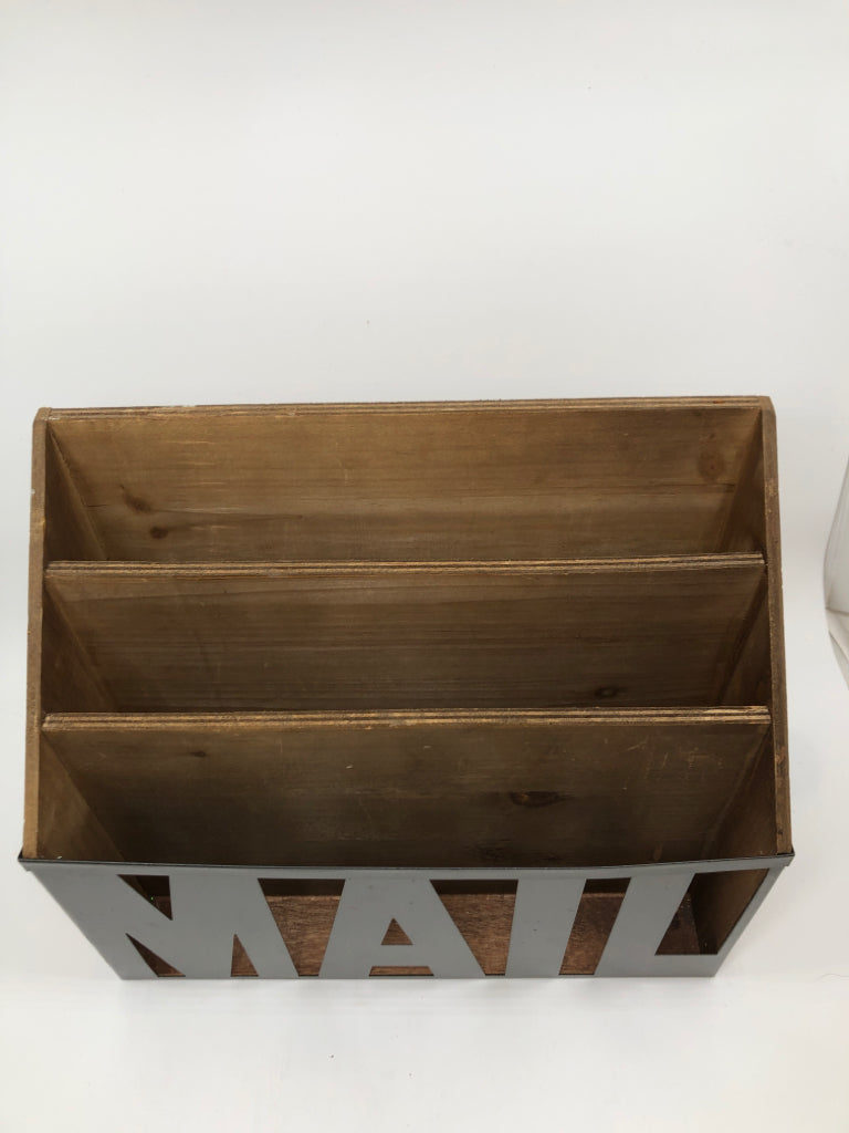 WOOD MAIL ORGANIZER W/METAL MAIL.