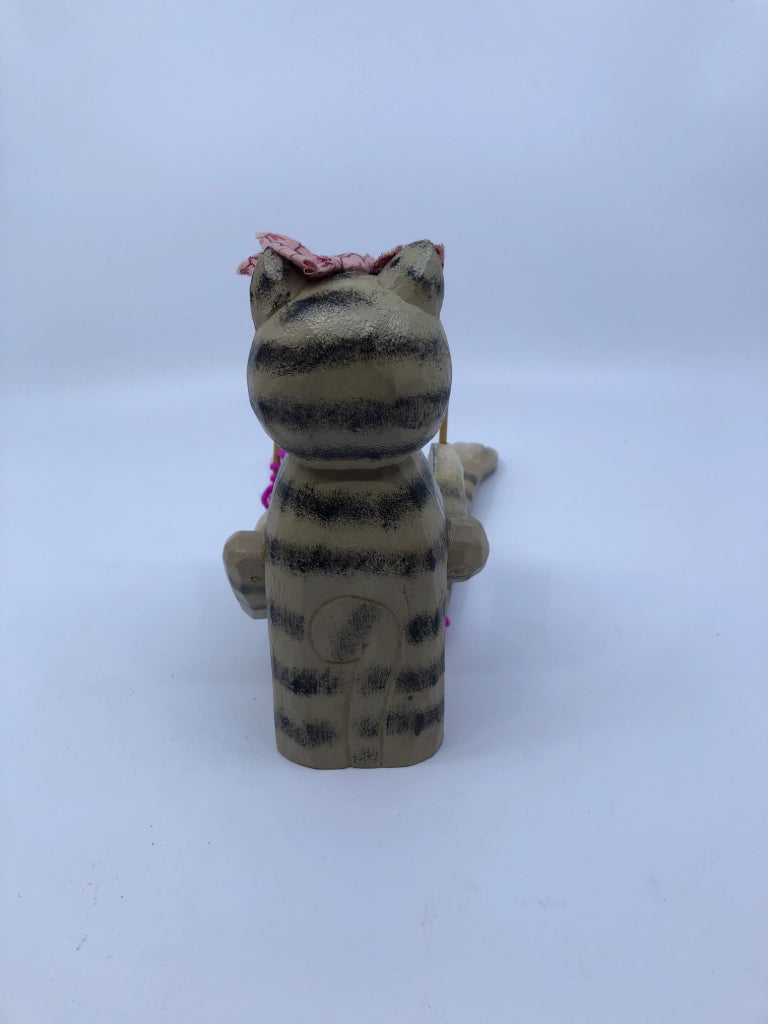 VTG SHELF SITTING KNITTING CAT.