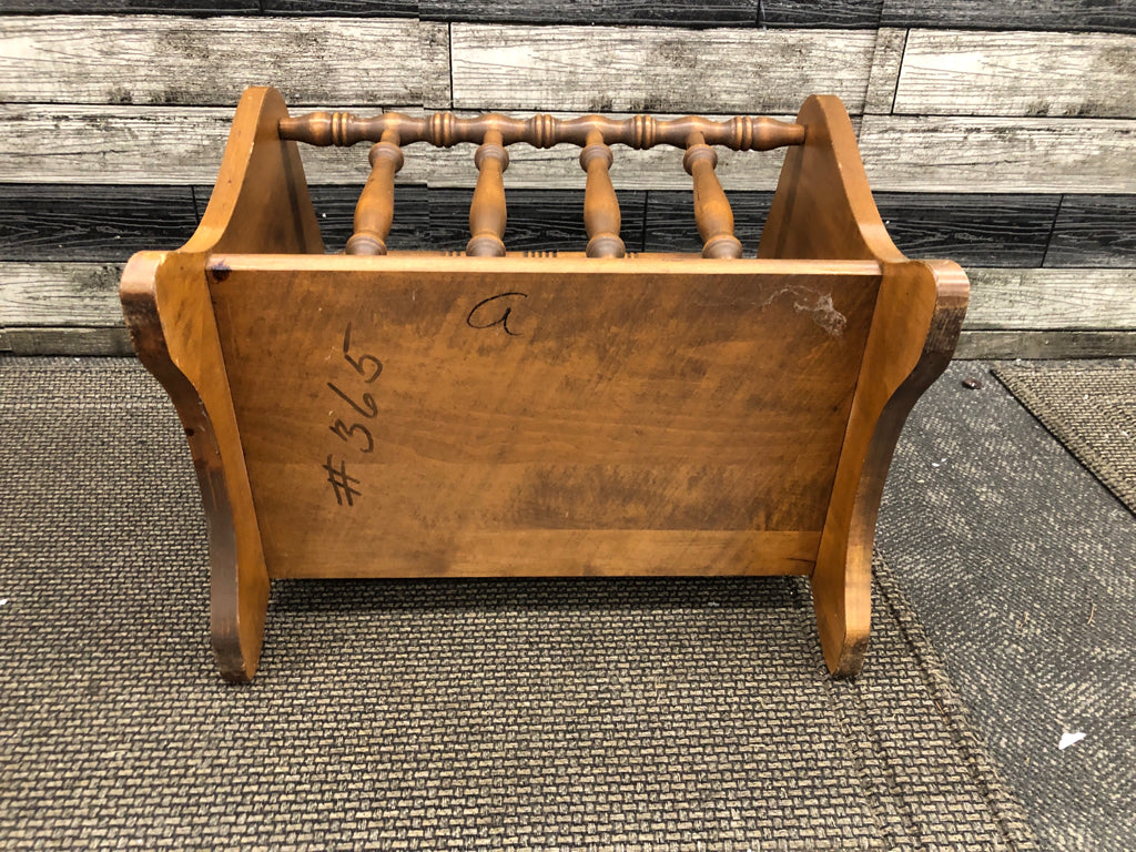 VTG WOOD SPINDLE PATTERN MAGAZINE RACK.