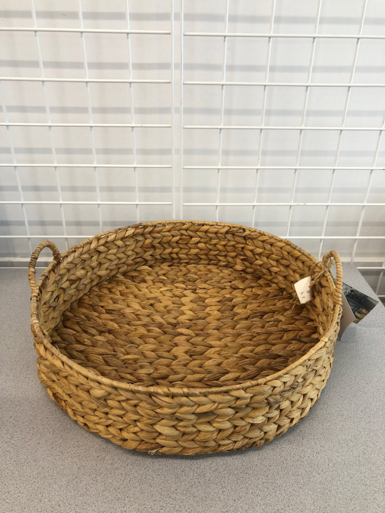 NWT ROUND WICKER TRAY.