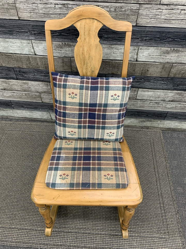 VTG WOODEN ROCKING CHAIR W/QUILTED CUSHION+PILLOW.