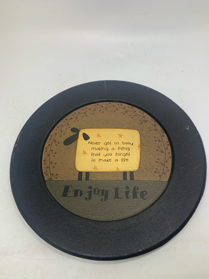 PRIMITIVE STYLE SHEEP ENJOY LIFE DECORATIVE PLATE.