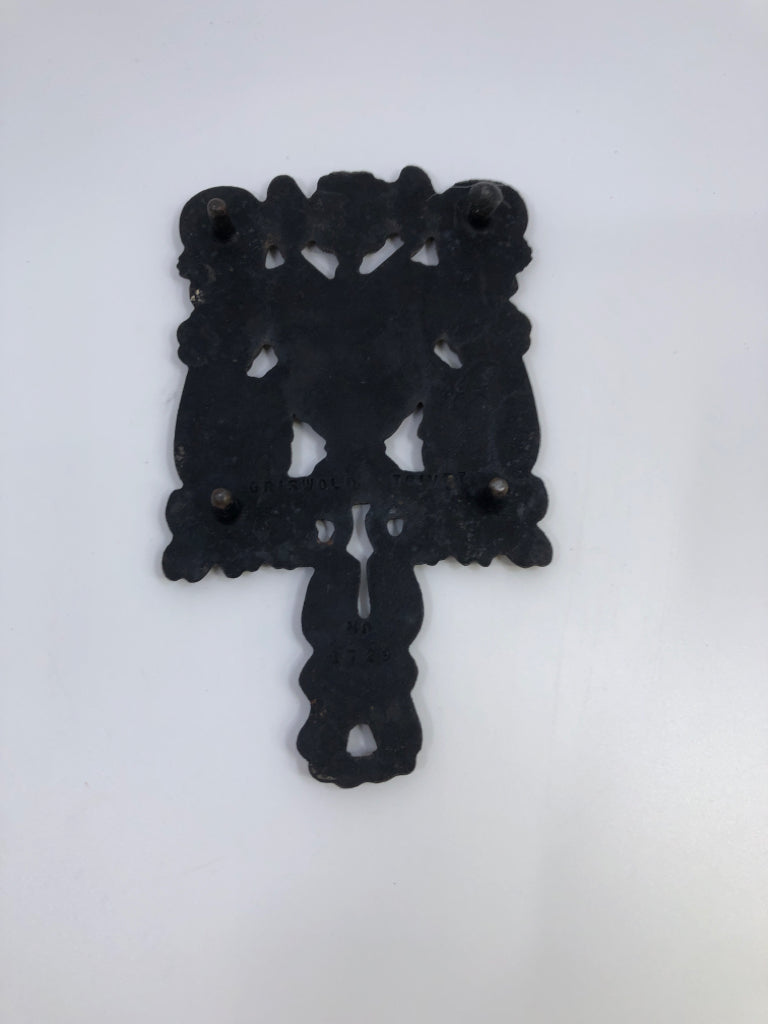 VTG CAST IRON SQUARE TRIVET W/FLOWER DESIGN.