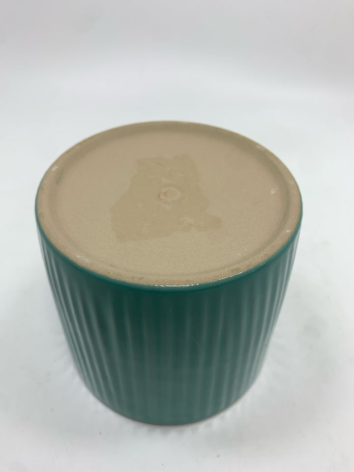 TEAL RIBBED TERRA COTTA POT.