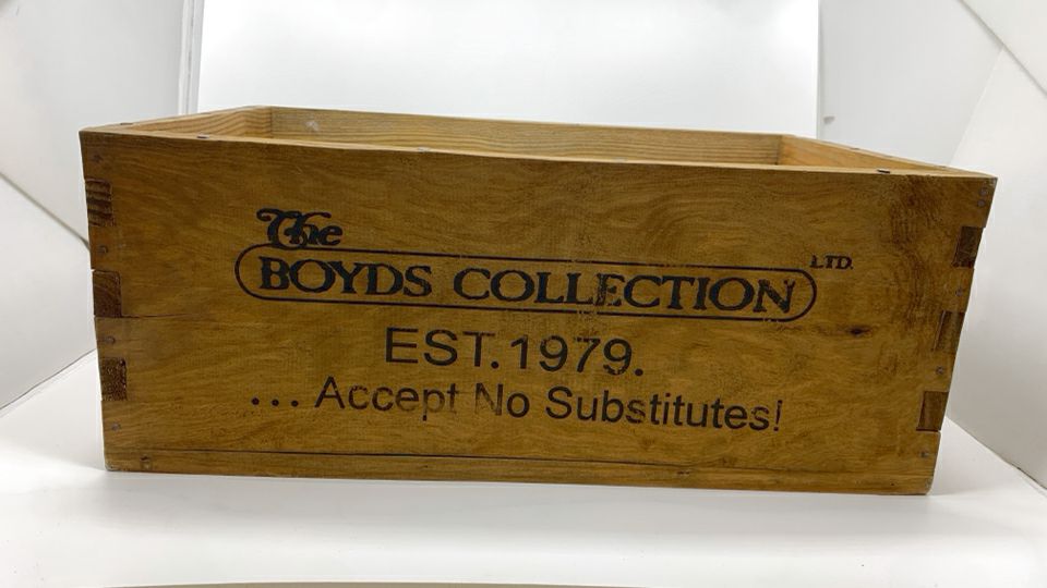 VTG BOYDS BEARS COLLECTION CRATE.