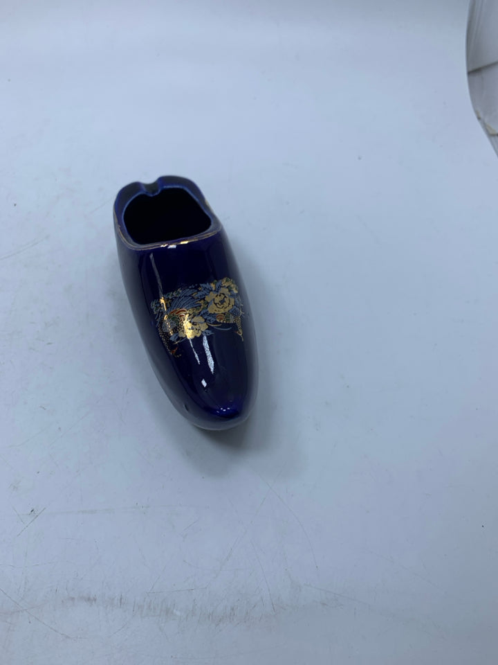 VTG FLORAL CLOG ASHTRAY.