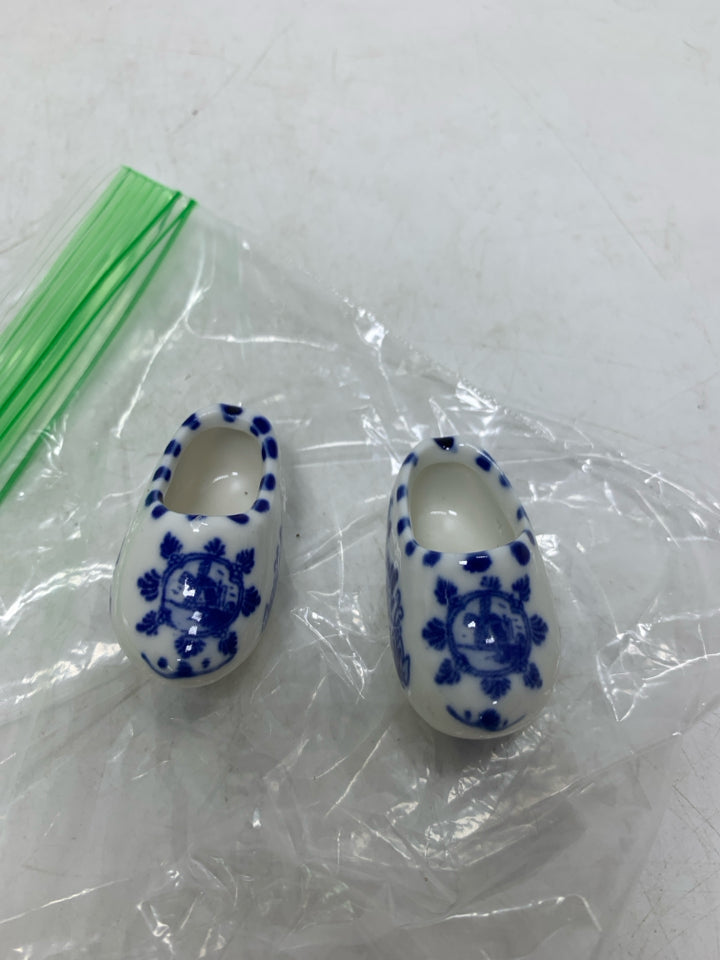 2 MINI HOLLAND CERAMIC SHOES BLUE DETAILS IN BAG.