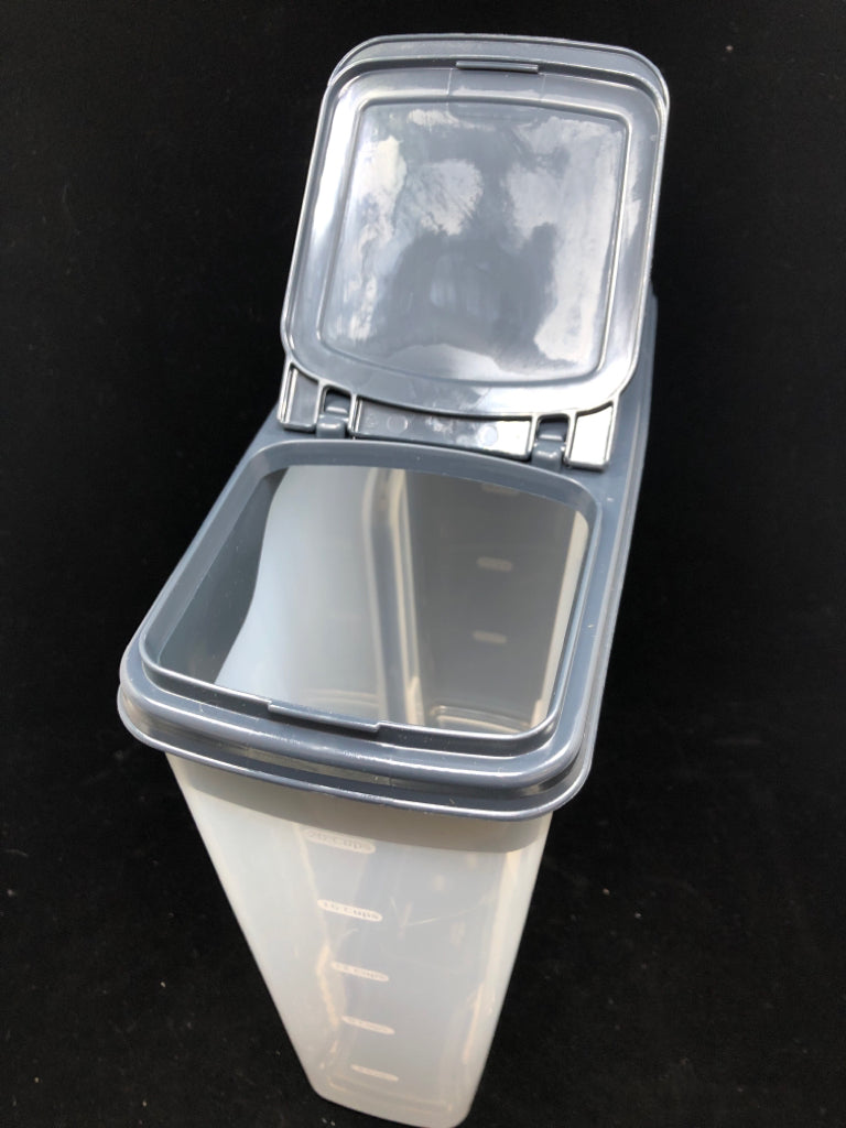 NEW PLASTIC FOOD STORAGE CONTAINER W/BLUE LID.