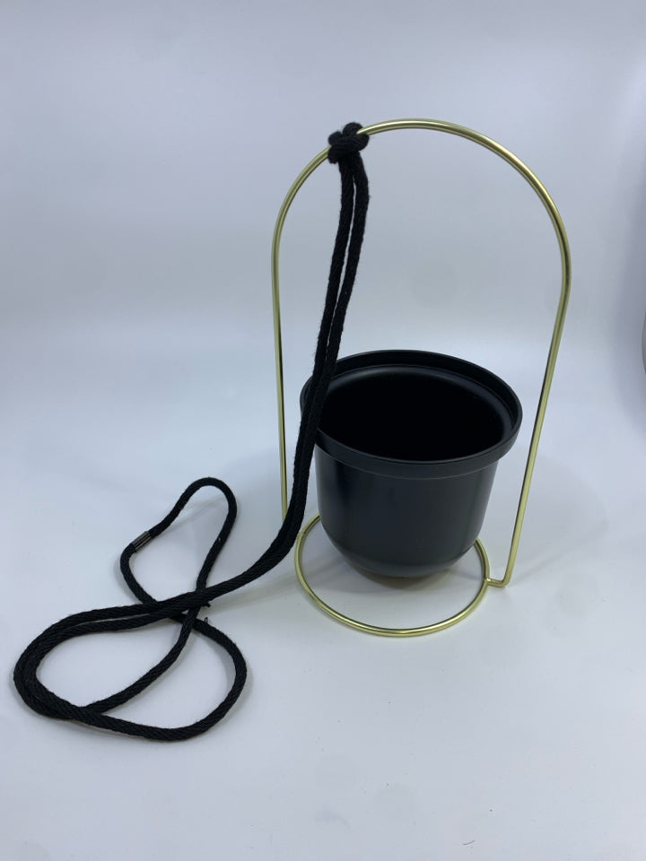 HANGING BLACK PLASTIC POT IN GOLD WIRE.