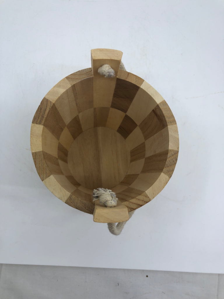 TWO TONED WOOD BUCKET W ROPE HANDLE.