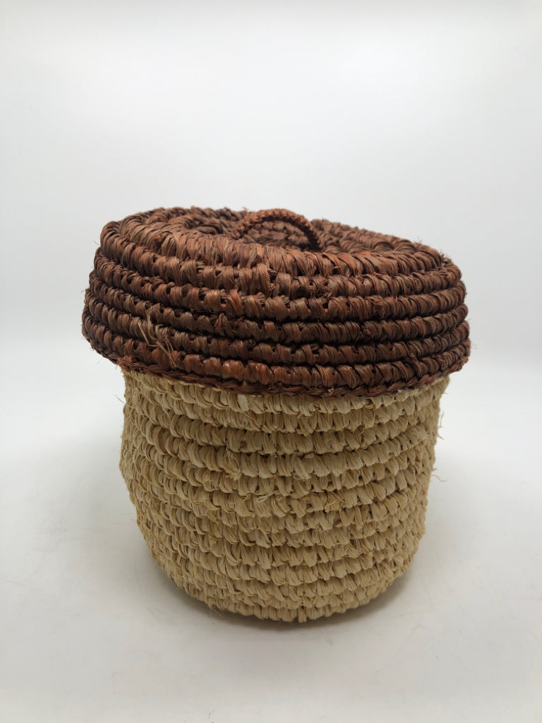 2-TONED WOVEN BASKET W/LID.