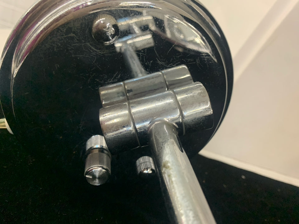 HEAVY SILVER WALL MOUNTED VANITY MIRROR LIGHT UP.