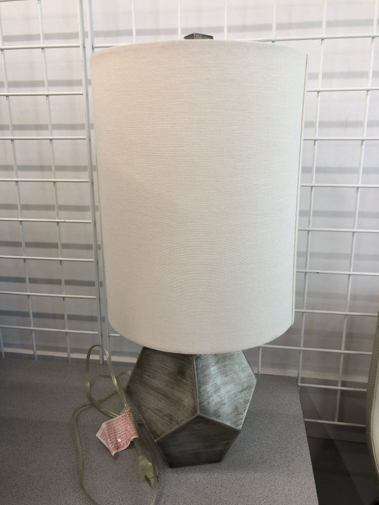 GEOMETRIC GRAY BRUSHED LAMP W/LONG GLITTER SHADE.