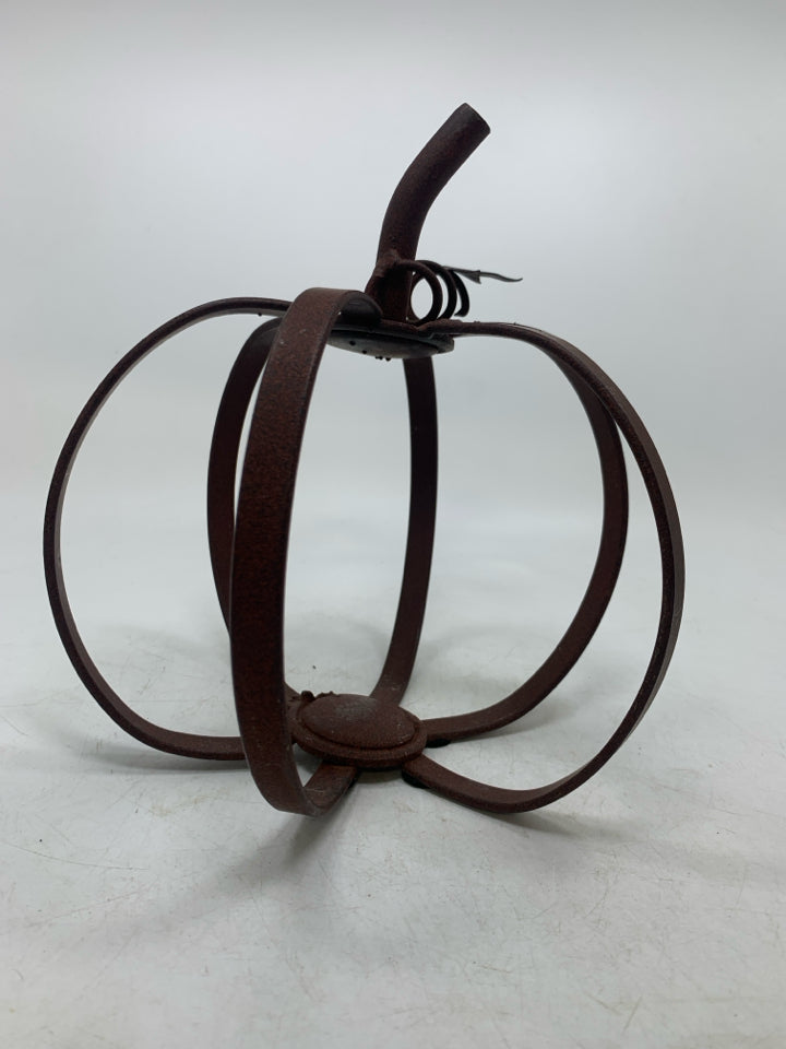 RUST FINISH METAL PUMPKIN.